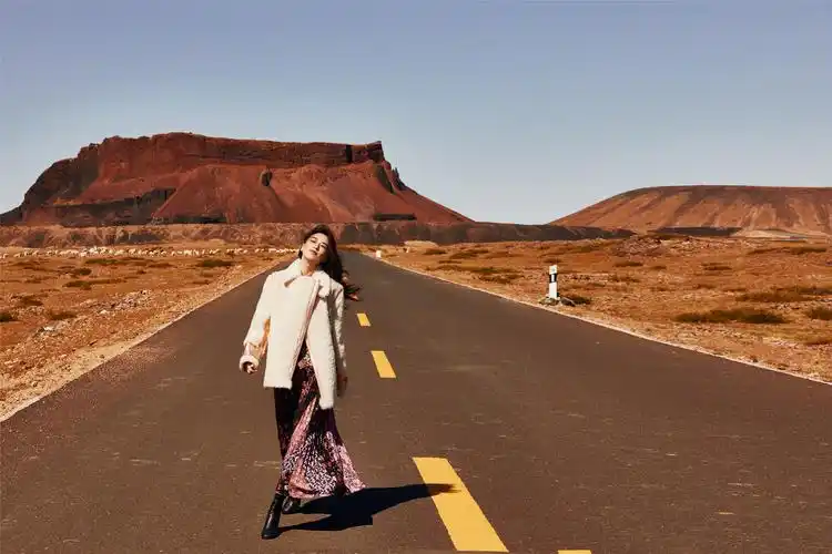 黄圣依秋冬公路大片高清桌面壁纸