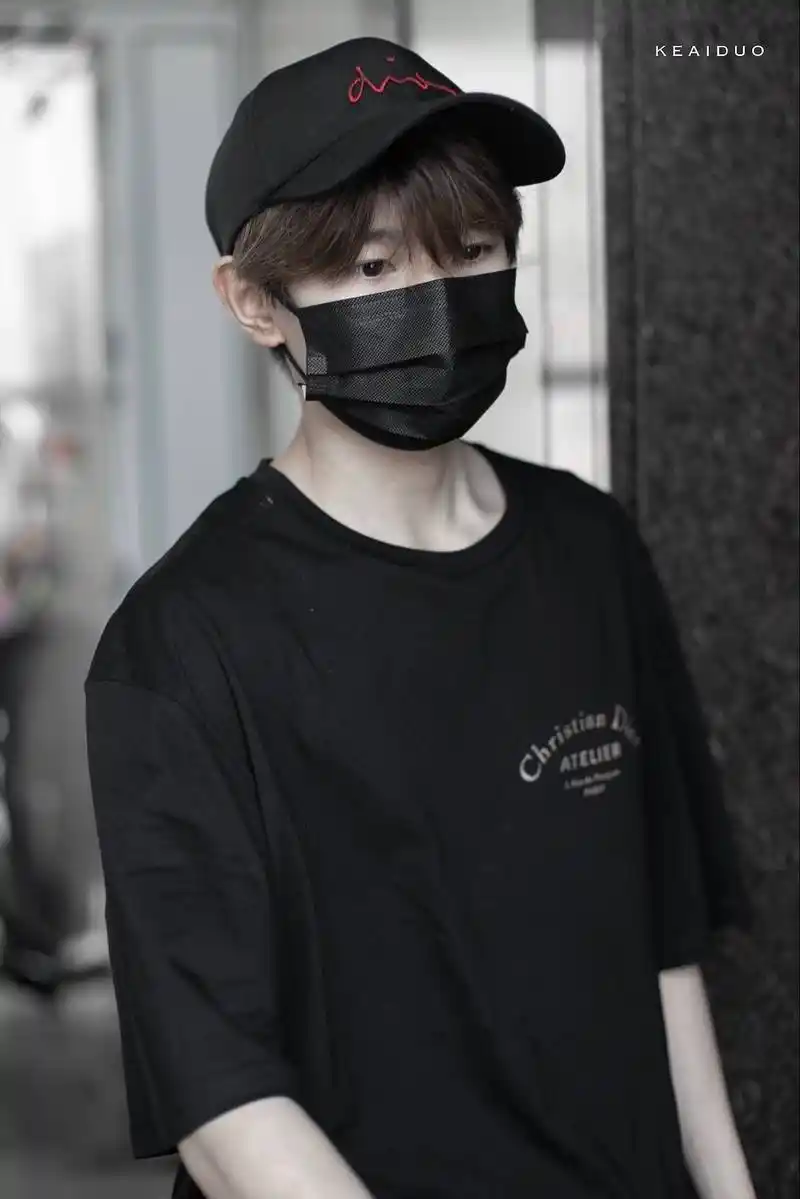 [tfboys][新闻]180810 王源开启北京赴广州之行 白皙少年明眸善睐