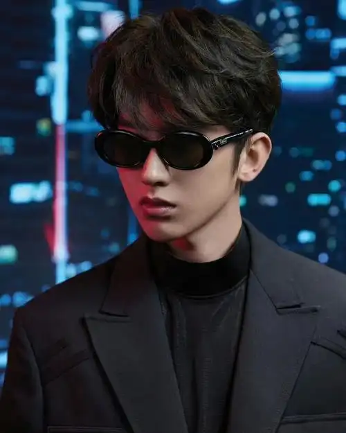 蔡徐坤巡店墨镜大片##蔡徐坤黑色西装墨镜大片