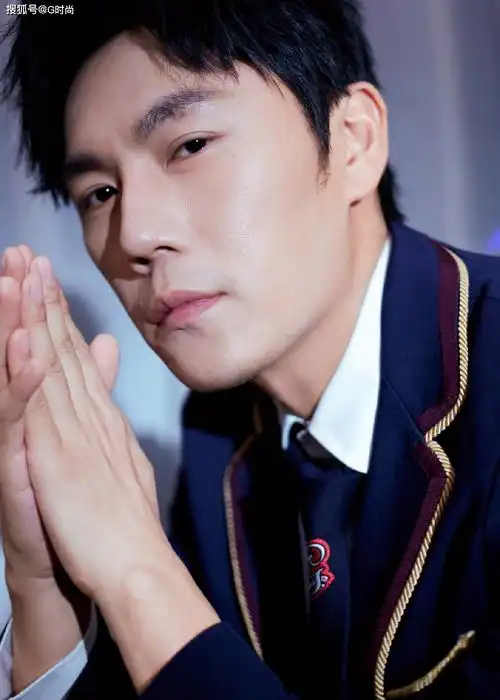 秦昊受邀出席活动身穿蓝色外套诠释复古学院风