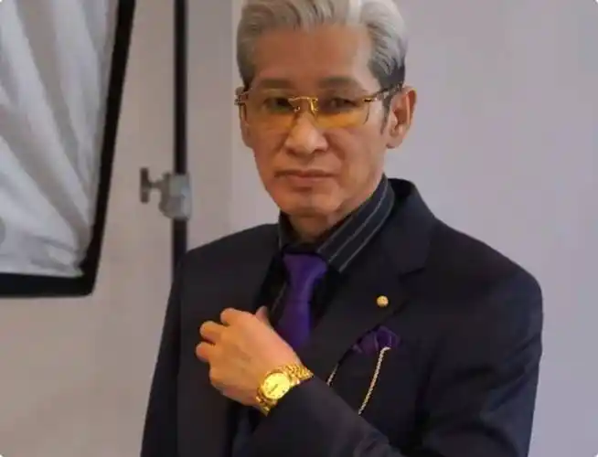 他穿一身高级定制的西装,头发花白,戴着一副文绉绉的眼镜,一出场就把