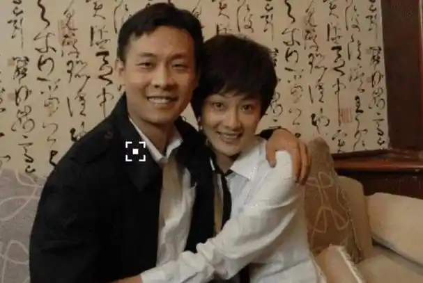 带着儿子二婚嫁影帝张译如今18年过去才知道她嫁的有多值