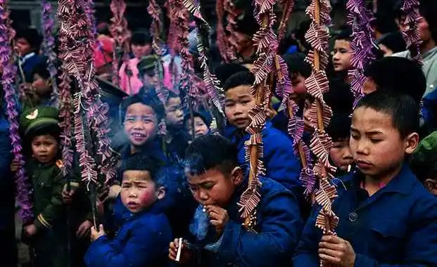 90年代中国老照片:图1过年男孩子的最爱,最后一张女孩很清纯!