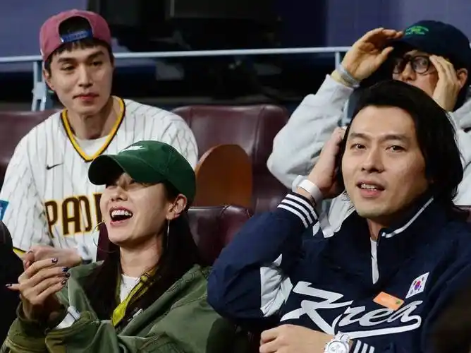 原创玄彬孙艺珍同框看球赛玄彬幸福肥显邋遢女方颜值依旧在线