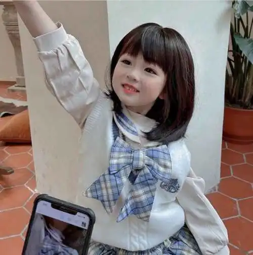 可以梳一个,也可以梳两个,简单又清爽,是小宝宝们最常见的发型