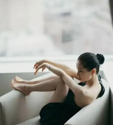 王子文赤脚拍写真别具诱惑巴掌脚滑嫩嫩真是小妖精