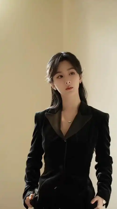 杨紫这身造型太惊艳了,霸道女总裁上线了