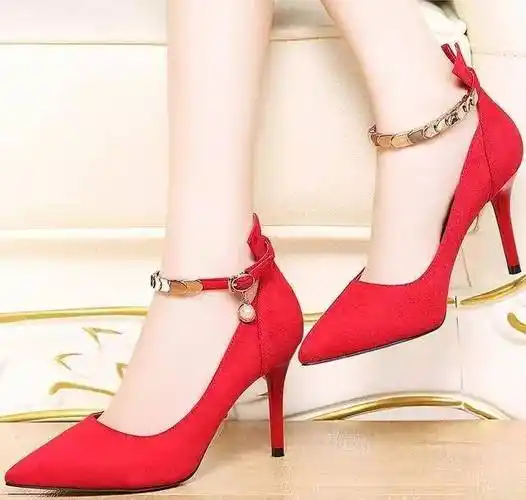 原创红色高跟鞋作为穿搭的点缀不仅时尚优雅而且女人味十足