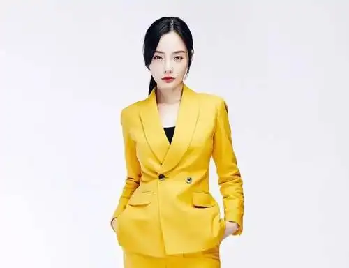 李小璐惊艳西服亮相,工作室晒出工作照,网友表示这是低调复出?