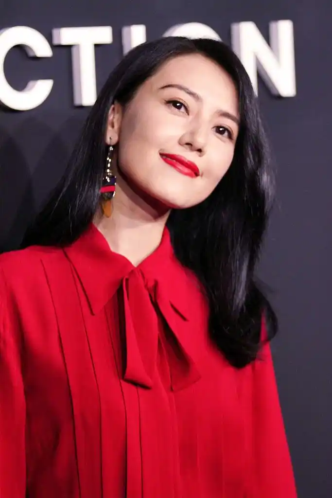 高圆圆这么穿衣服太吸睛了一袭大红裙有妩媚感41岁脸上没皱纹