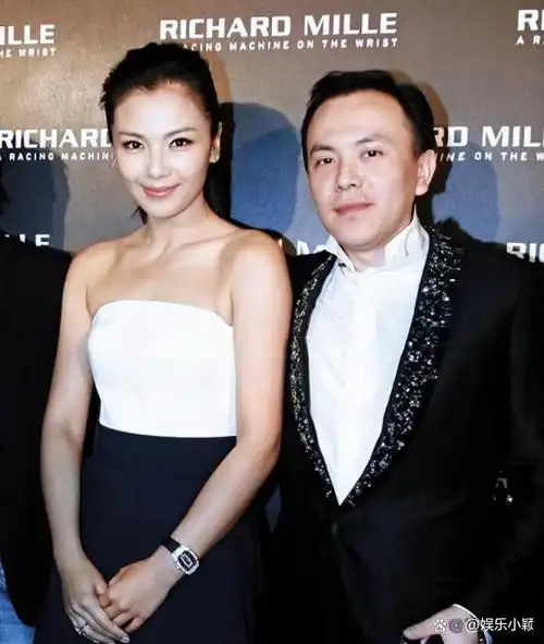 刘涛米兰时装周生图流出脸部僵硬法令纹深与精修图截然不同