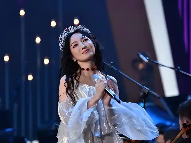 萨顶顶整容改姓强行装嫩,卸妆秒变路人大妈