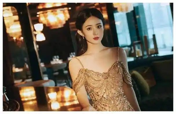 赵丽颖本人状态绝佳,锁骨明显,肩颈线条流畅,优雅中不失时尚,简直就是