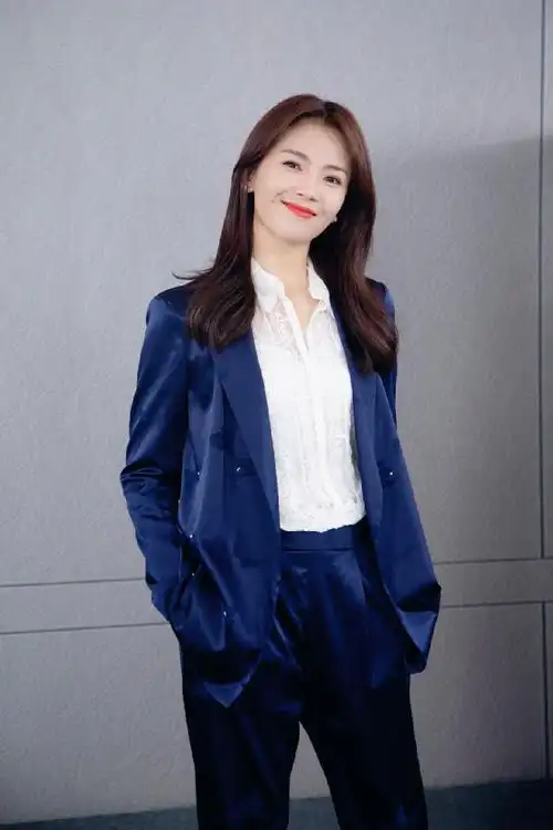 刘涛气质真好!一身黑红波点连衣裙又美又飒,公主头发型好减龄