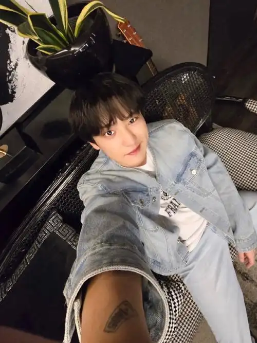 感谢帅哥帅气的自拍  接着等你专属演唱会噢~  #朴灿烈#@real