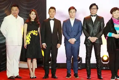 释小龙正装出席揭幕盛典 与郑恺马苏一同登台