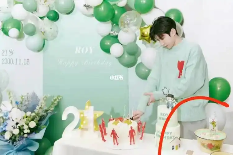 懂得都懂_蛋糕_tfboys_tfboys_娱乐_明星娱乐资讯