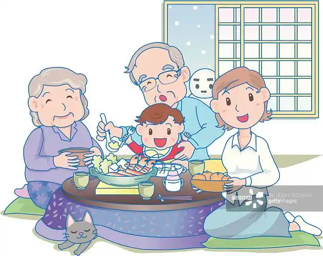 三代同堂在餐桌上面带微笑图片素材