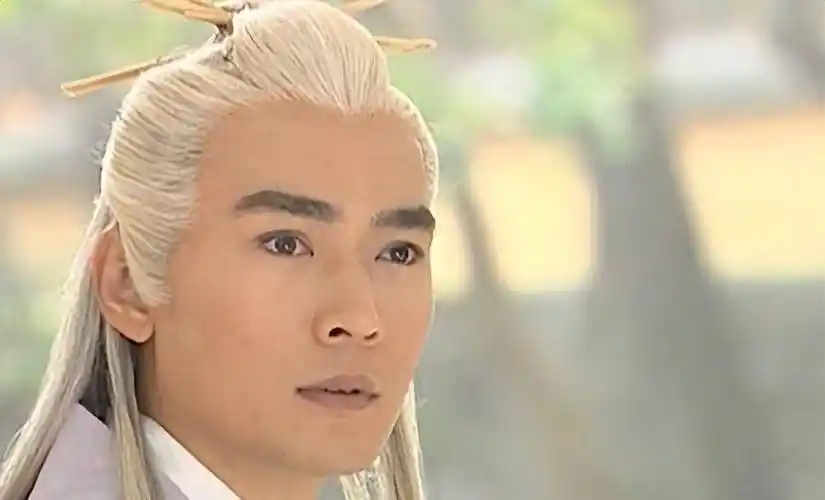 焦恩俊清朗的五官本就很适合古装,白发放在焦恩俊身上十分惊艳.