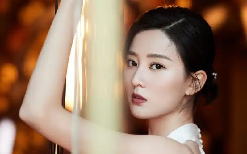 乔欣性感礼服图片壁纸-美女壁纸-高清美女图片-第2图-娟娟壁纸