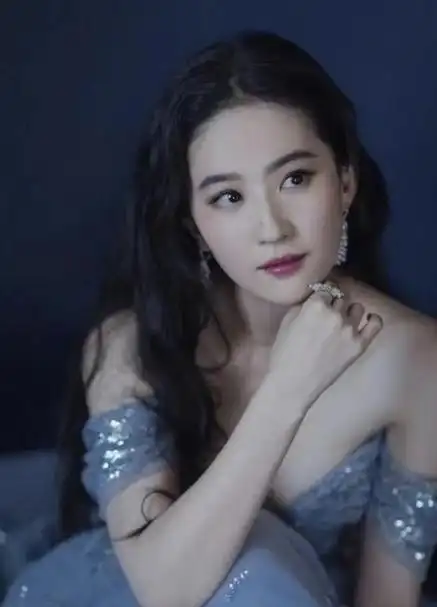 有一种纯欲叫刘亦菲挑战"肚兜裙"!清纯女神这么有料,胆子真大