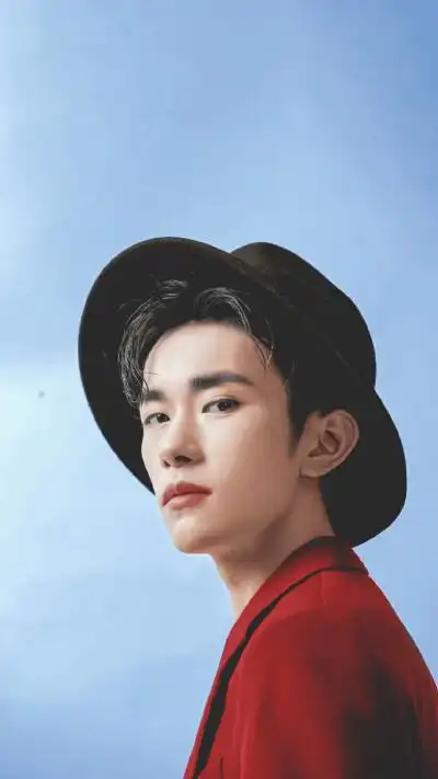 易烊千玺·六周年红西装 "你是我全部的渴望与幻想." cr.