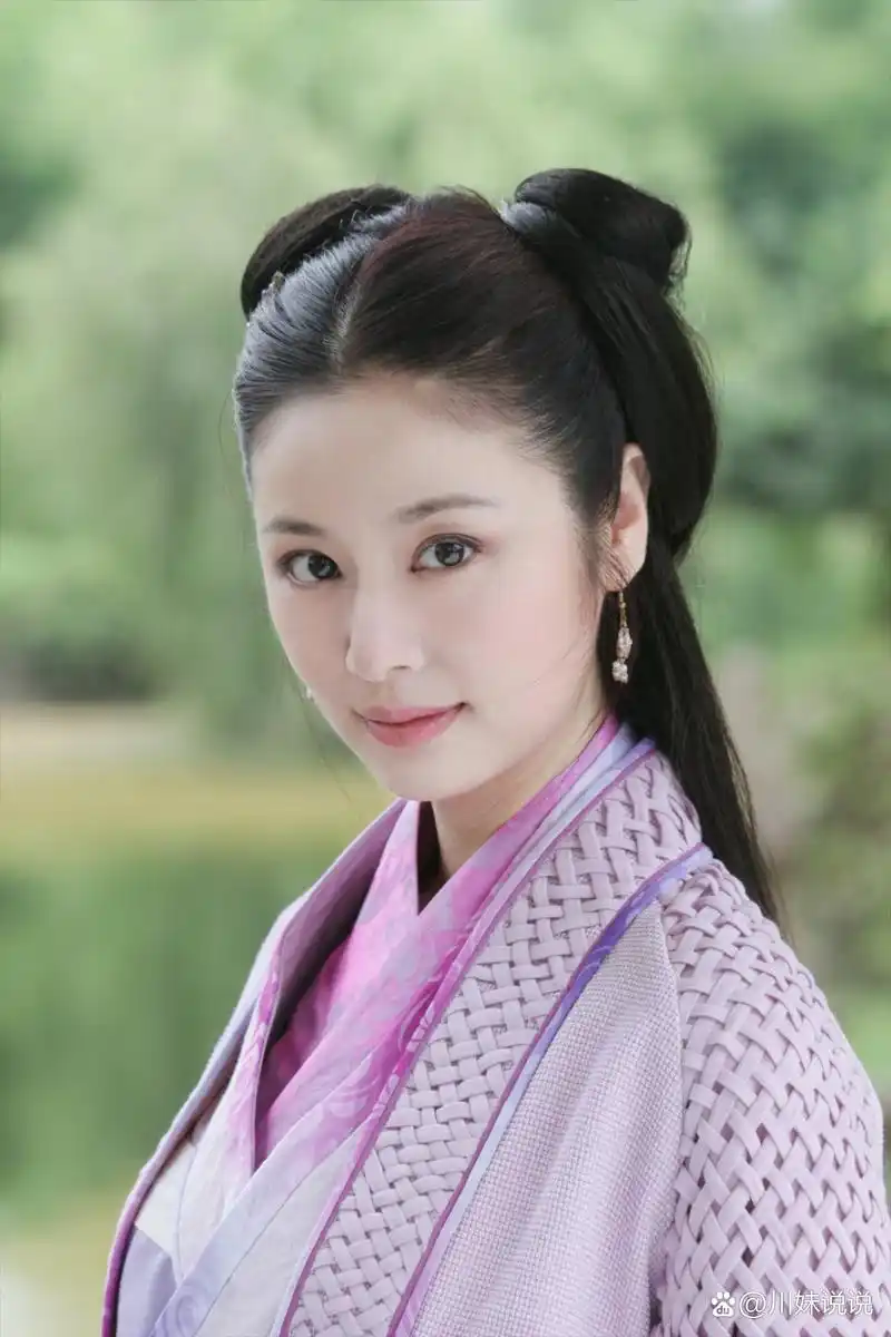 林心如古装造型惊艳亮相,身穿红色古装,仿佛回到了那个风华绝代的年代