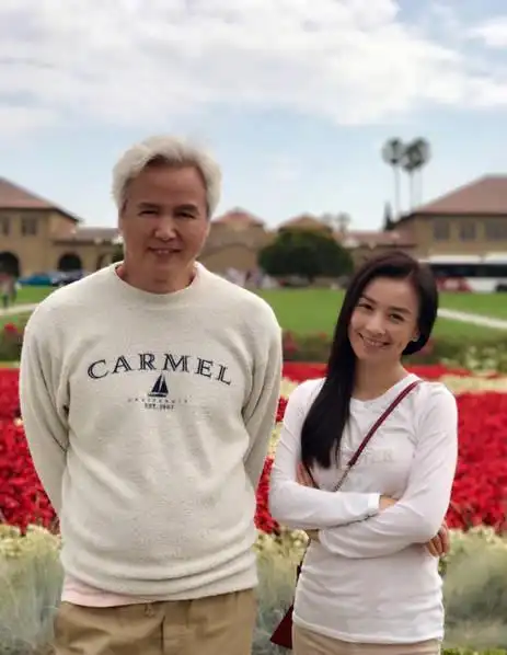 张庭和老公在美国大学校园游玩,张庭笑靥如花.