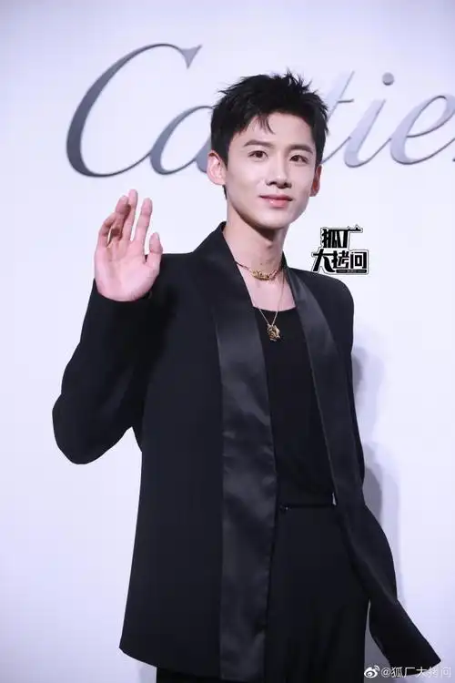 白敬亭黑色宽肩西装##白敬亭镜中敬中镜