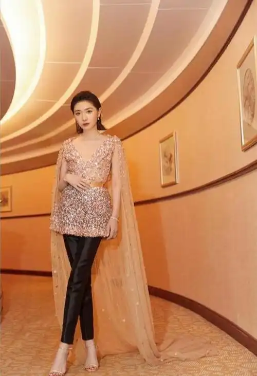 37岁万茜不显老,"真空"穿v领连衣短裙气质满分,不愧是百变女神_网易