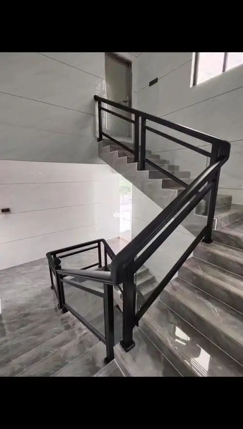 农村自建房三转楼梯,也可以这样做玻璃扶手.