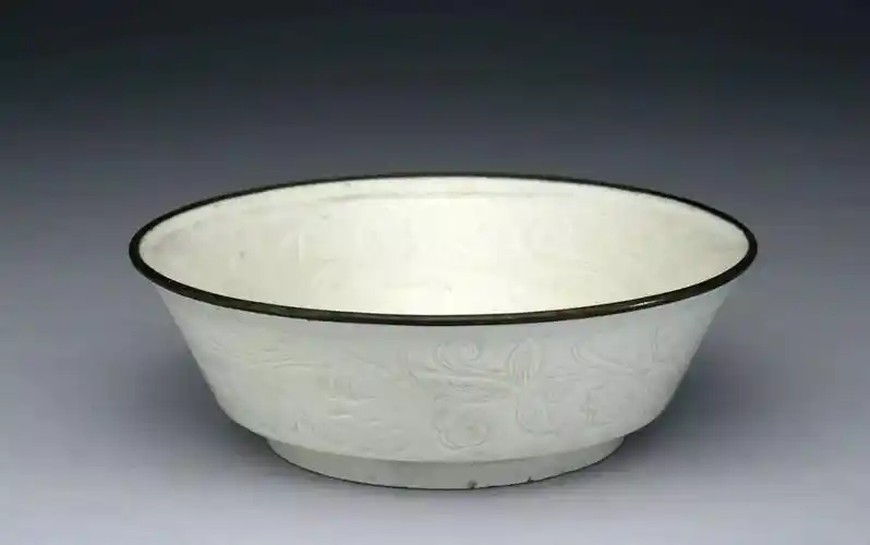 文物介绍——北宋定窑白瓷婴儿枕