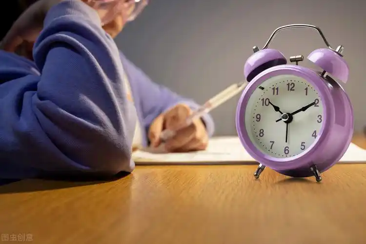 休闲运动时间,还增加孩子学习负担,使孩子不得不熬夜学习,熬夜写作业