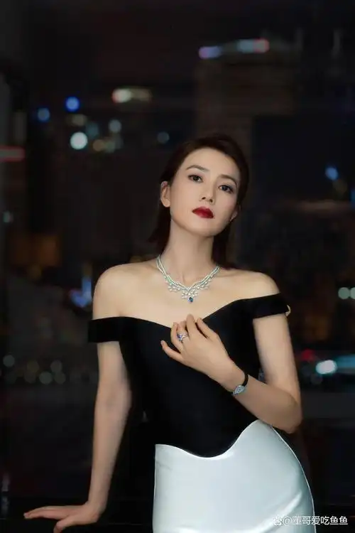 43岁高圆圆太优雅了,黑色露肩礼服搭配珠宝,国民女神状态大好