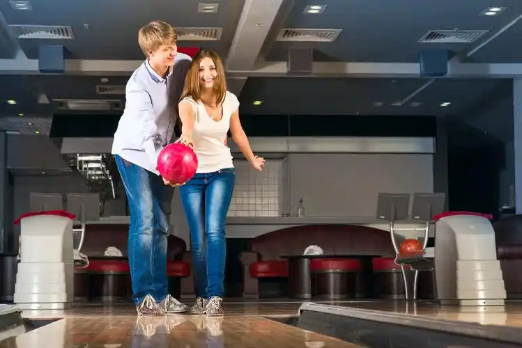 年轻夫妇扮演保龄球