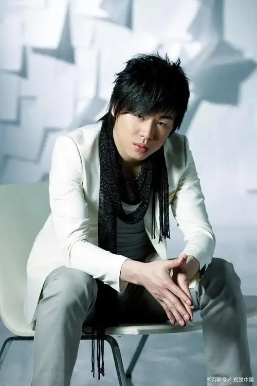 胡彦斌与女子同回家,疑似新恋情被拍他却发博感谢彭女士请喝咖啡