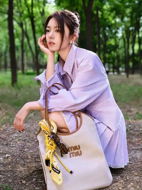 赵今麦紫色短裙