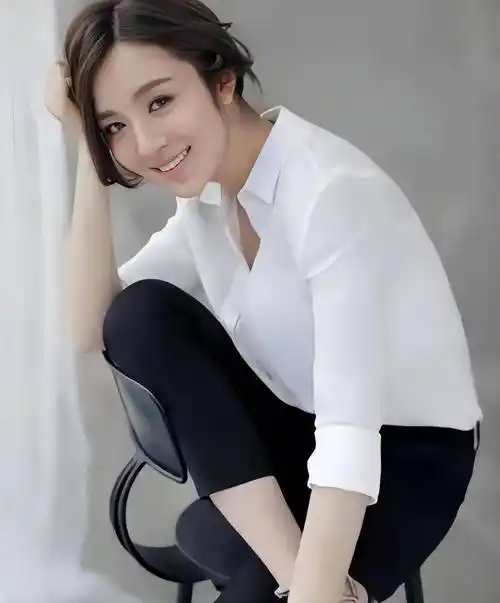 和胡歌传多年绯闻,如今跟神秘男当街吵架,王晓晨新恋情疑似曝光_男子