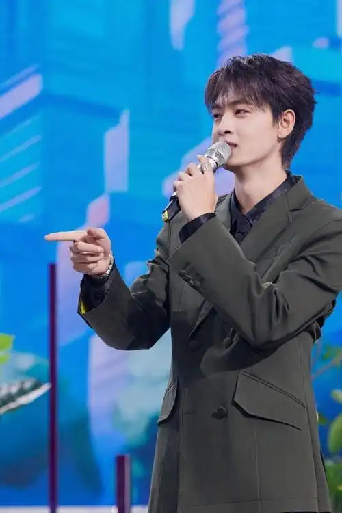 德云社秦霄贤晒写真照,引网友热议,老秦越来越有自己的风格了