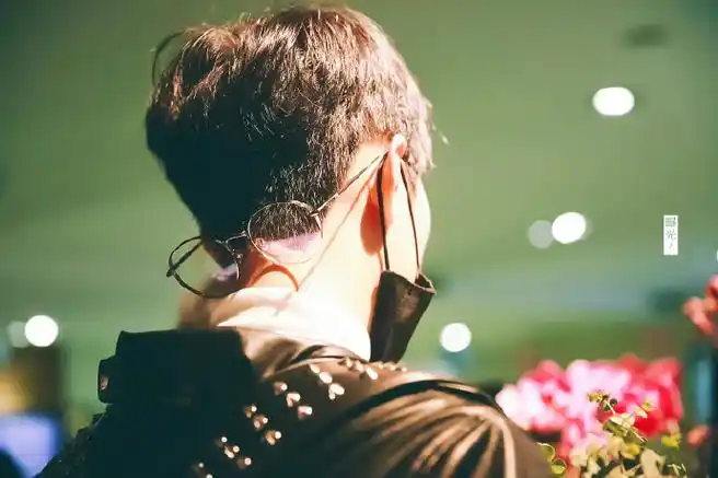 肖战#那年今日161011 单独发一组机场捧花图#肖战入坑指南#@x玖赡年