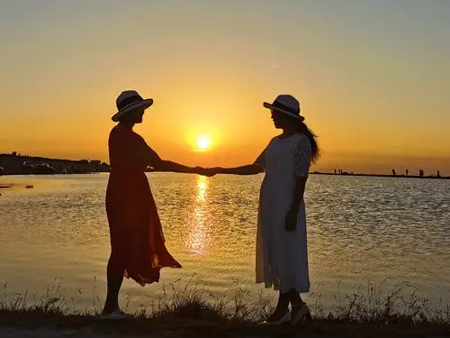 姊妹牵手姊妹湖剪影