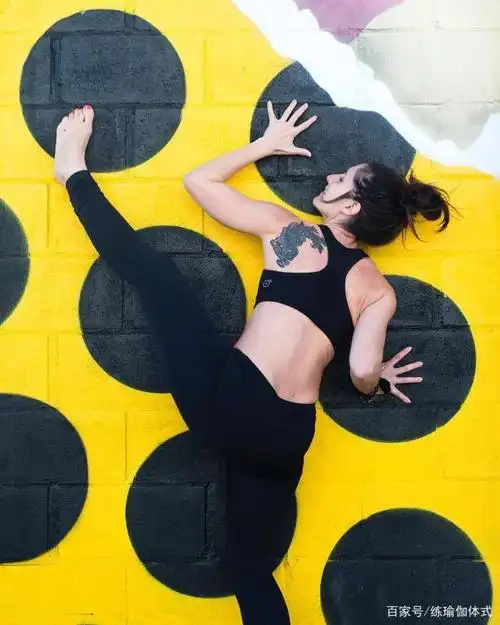 吴谨言短发造型亮相,穿白t恤配印花半裙,展现曼妙身材更显优雅