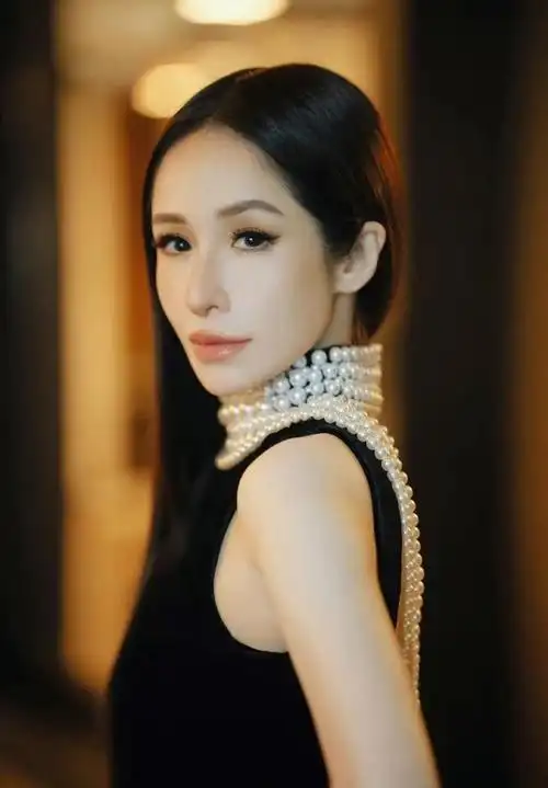 萧亚轩签约华纳唱片,重新出发,网友盛赞:娱乐圈的清莲!