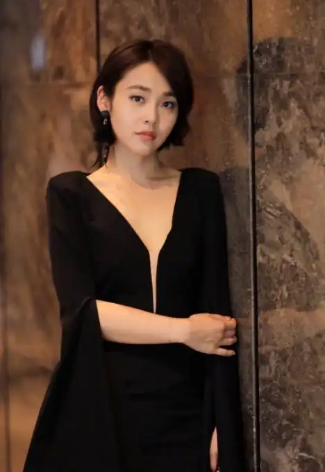 穿着这件蓝色的衣服,整个人看起来英气逼人,非常的