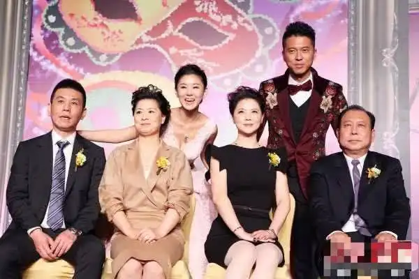 王雷妈妈因气质脱俗意外走红在她面前儿媳李小萌像只丑小鸭