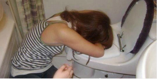 你看这个妹子直接趴在马桶上睡着了.