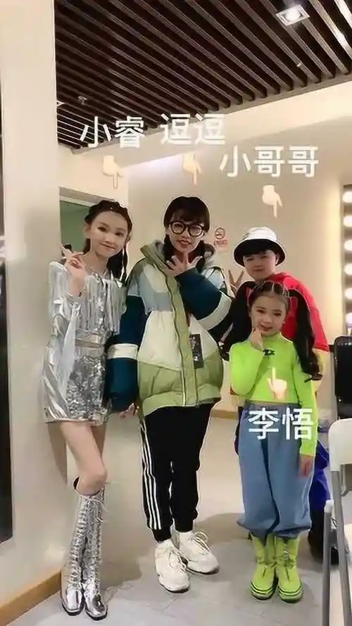 宋小睿才11岁就拥有1米7的完美身高陈逗逗都比她矮半截