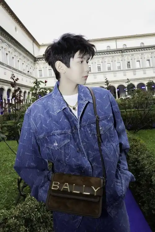 人王源现身米兰时装周秀场 与品牌ceo同坐前排看秀_娱乐频道_中华网