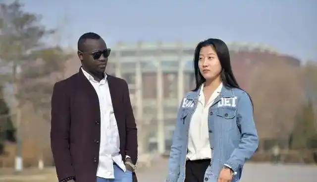 嫁给黑人的中国女孩陈怡,看完无比心痛-中美学者-八卦帝