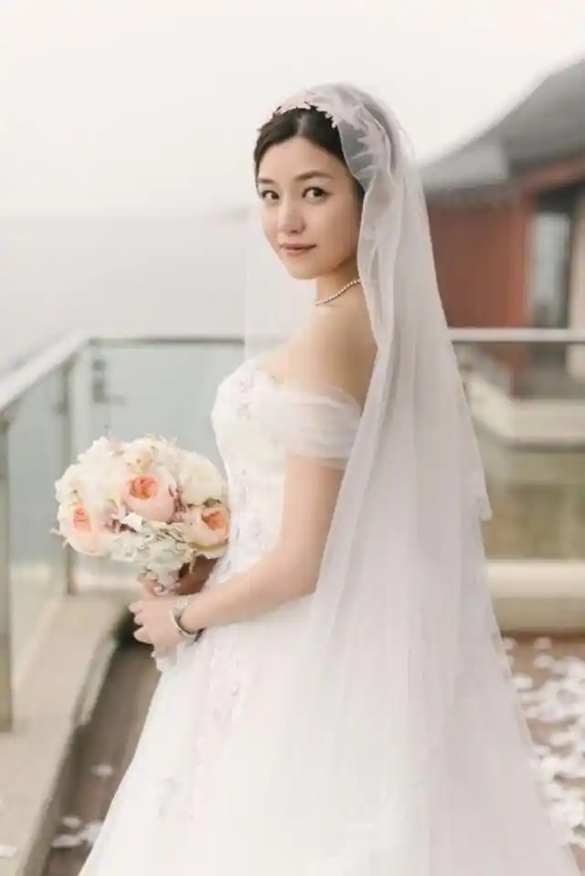 张雪迎婚纱照,关晓彤婚纱照,看了美美的她们,发现美和年纪无关